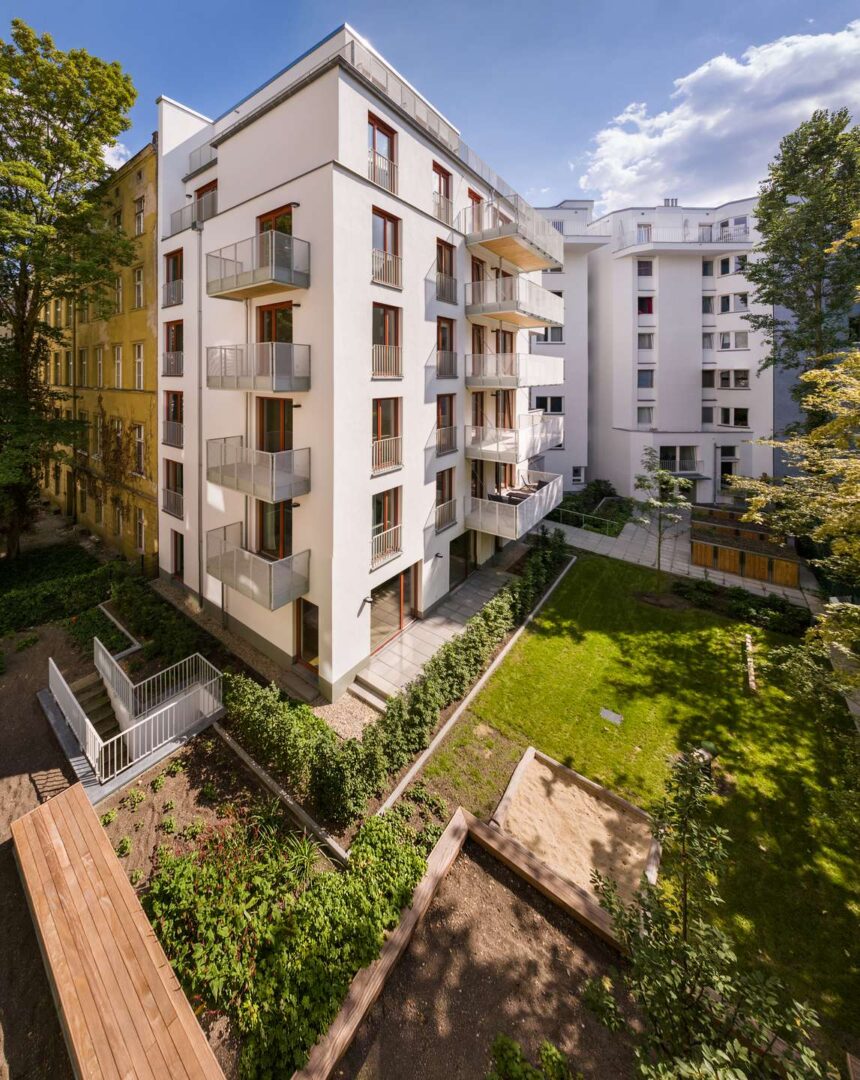 Blick in den grünen Innenhof