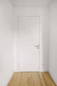 Stumpf einschlagende Türen