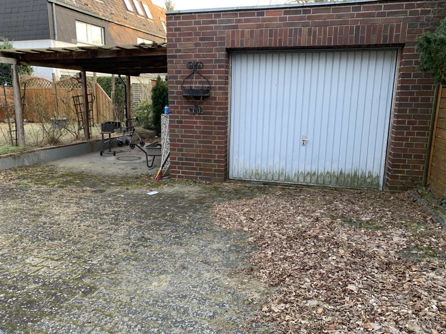 Einfahrt/Garage