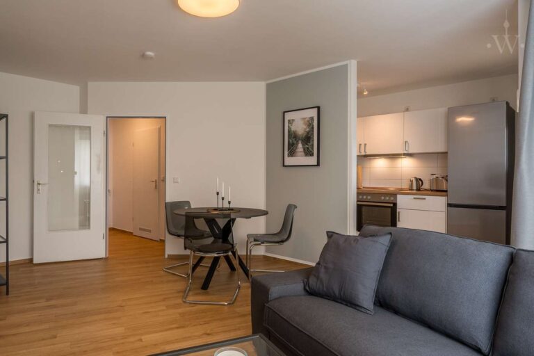 Musterwohnung Wohnzimmer mit Blick in die Kuche