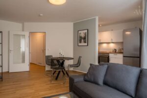 Musterwohnung Wohnzimmer mit Blick in die Kuche