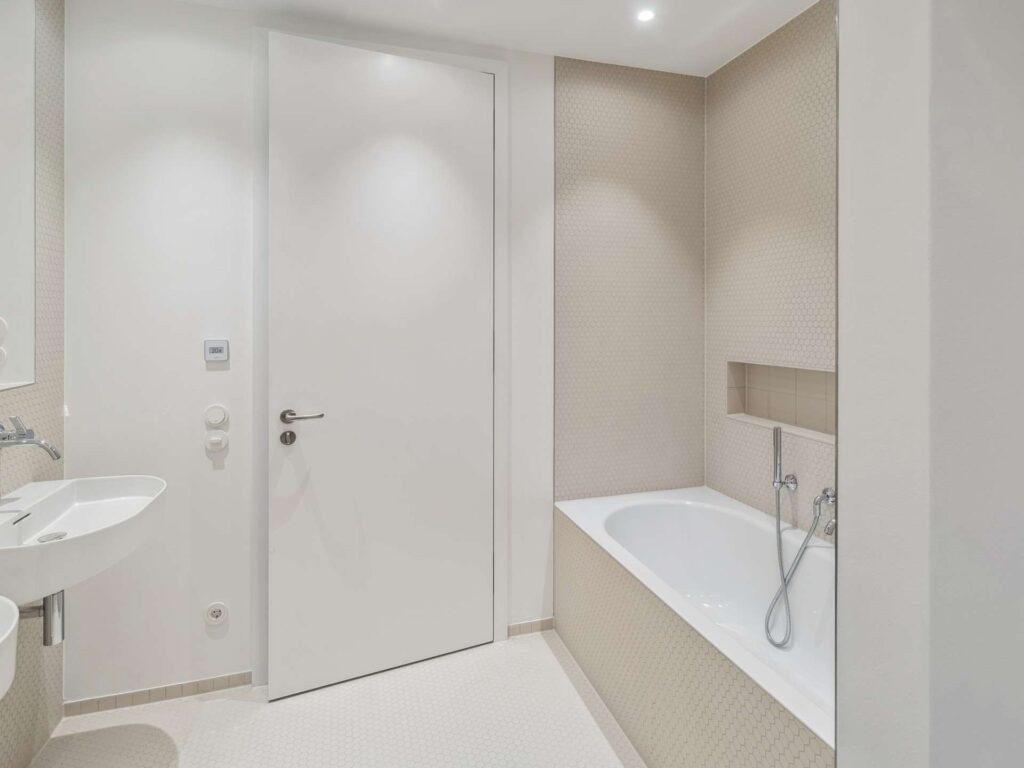 Ensuite-Badezimmer mit Wanne