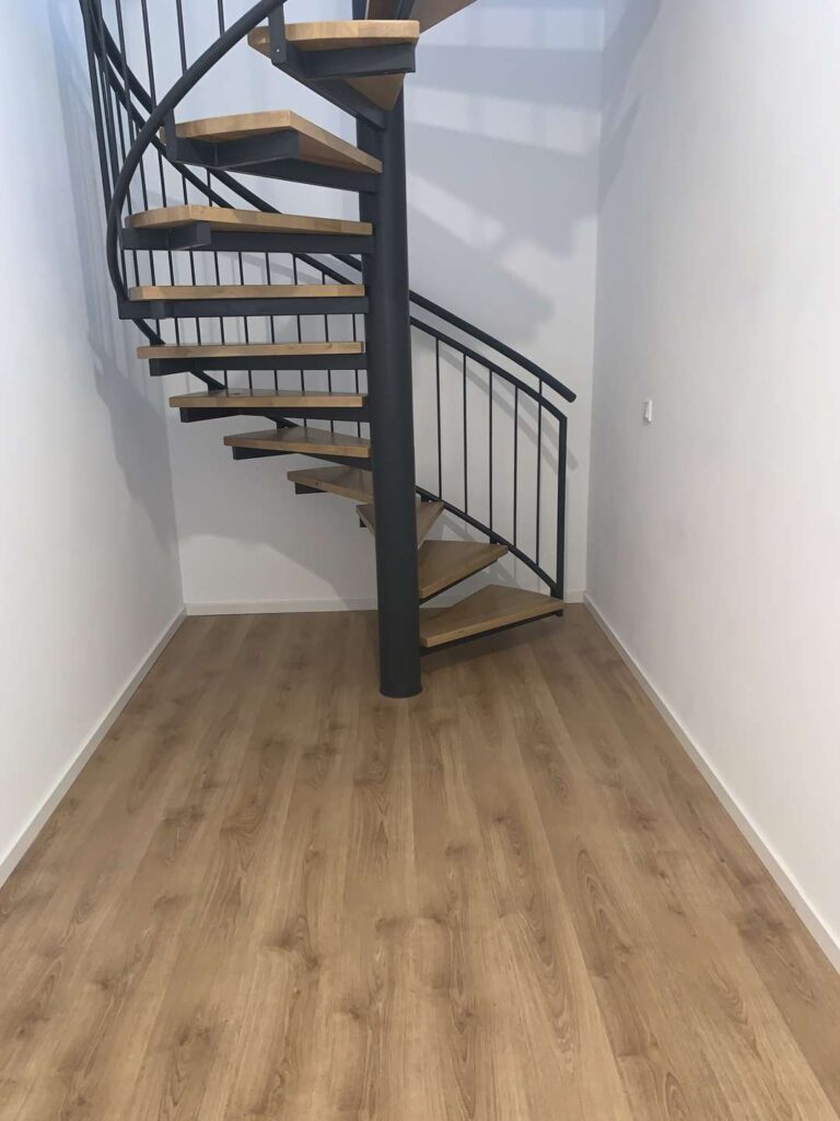 Treppe zwischen den Etagen